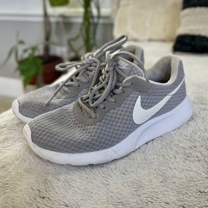 Womens 7 Grey/White Nikes Sneakers Shoes